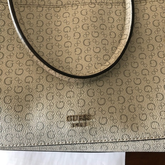 Brand new guess tote - Picture 2 of 5